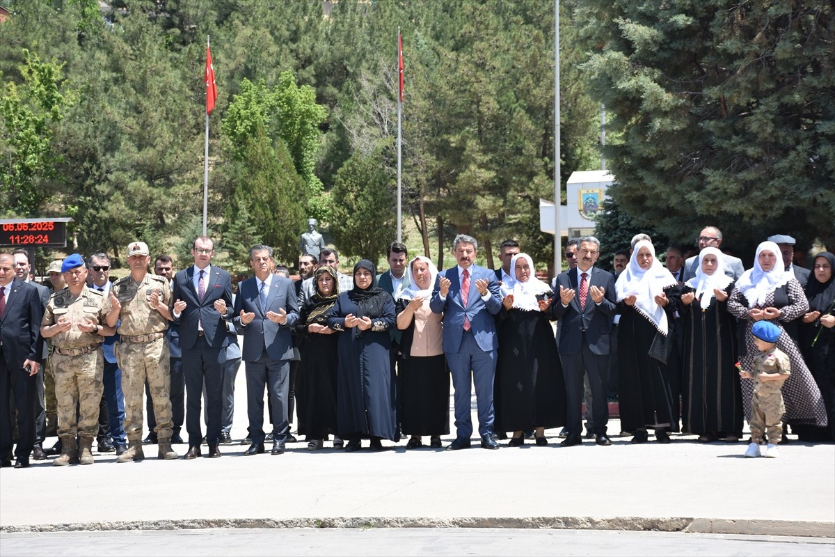 Şırnak Valisi Birol Ekici, (sağ 4) Kurban Bayramı dolayısıyla 23. Piyade Tümen Komutanlığını...