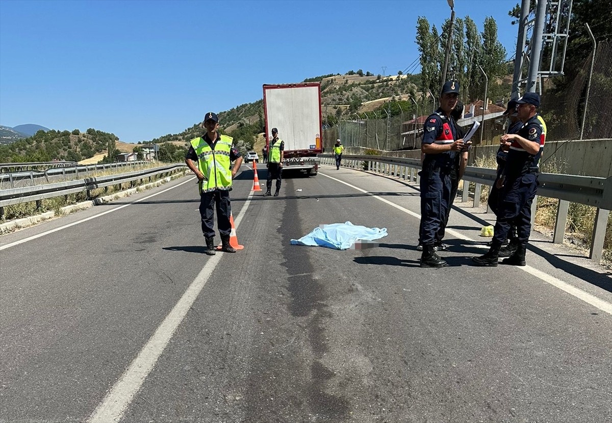 Sivas'ın Koyulhisar ilçesinde yol kenarında yürürken tırın çarptığı 2 kadından biri yaşamını...