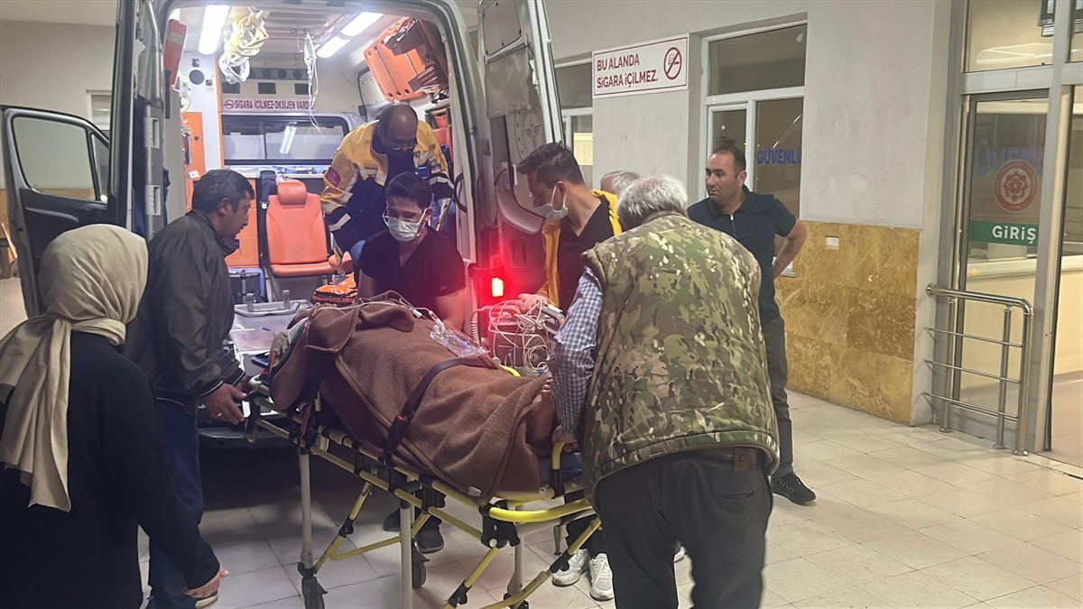 Sivas'ın Yıldızeli ilçesinde, arazi meselesinden çıktığı belirtilen tartışmada eski köy muhtarı...