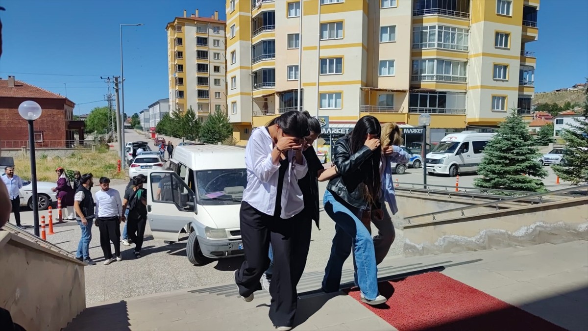 Sivas'ta düzenlenen uyuşturucu operasyonunda 8 şüpheli gözaltına alındı.