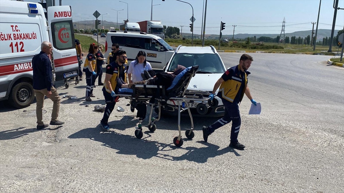 Sivas'ta hasta taşıyan ambulansla otomobilin çarpışması sonucu 5 kişi yaralandı. Yaralılar, sağlık...
