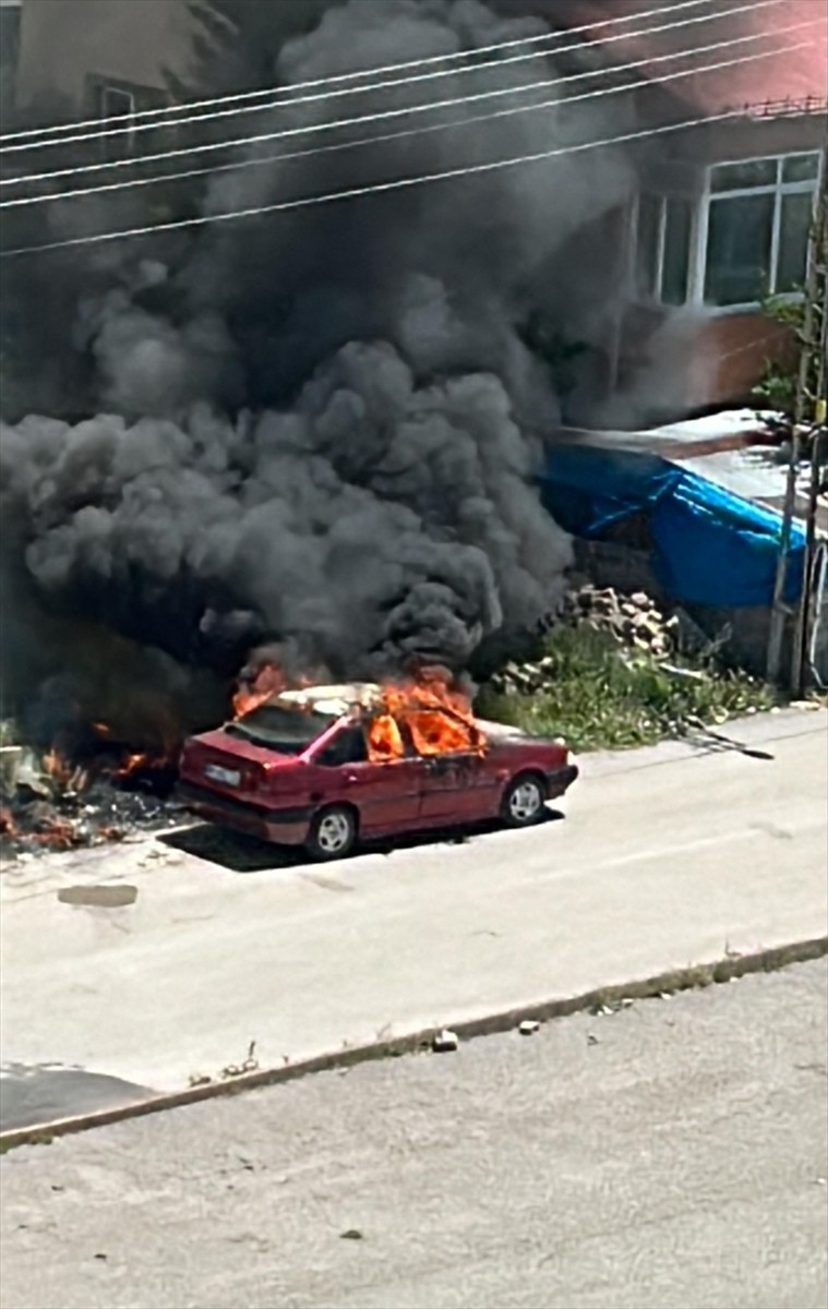 Sivas'ta park halindeyken yanan otomobil kullanılamaz hale geldi.