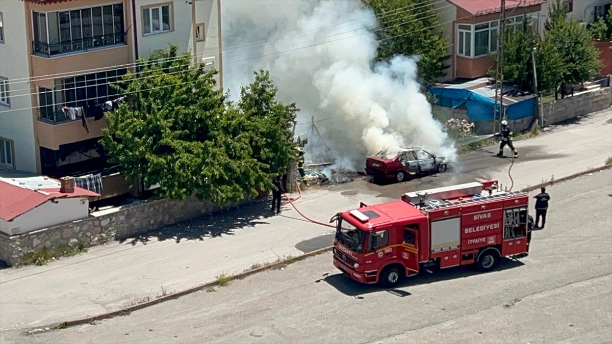 Sivas'ta park halindeyken yanan otomobil kullanılamaz hale geldi.