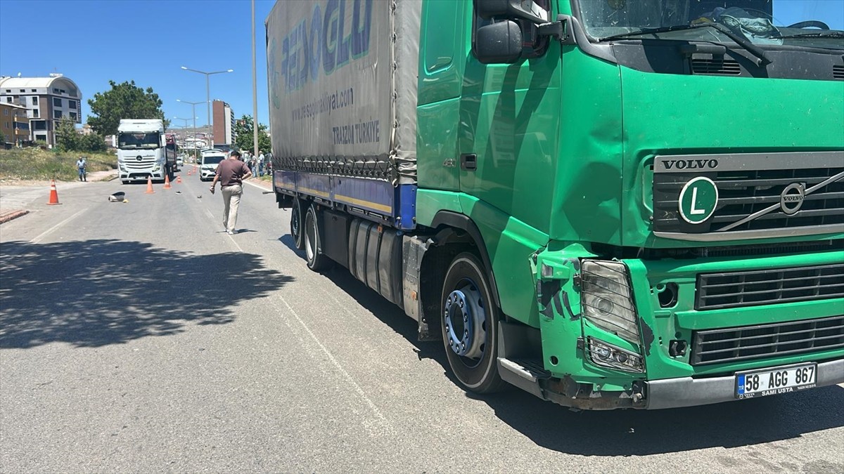 Sivas'ta tırın çarptığı 71 yaşındaki yaya hayatını kaybetti.