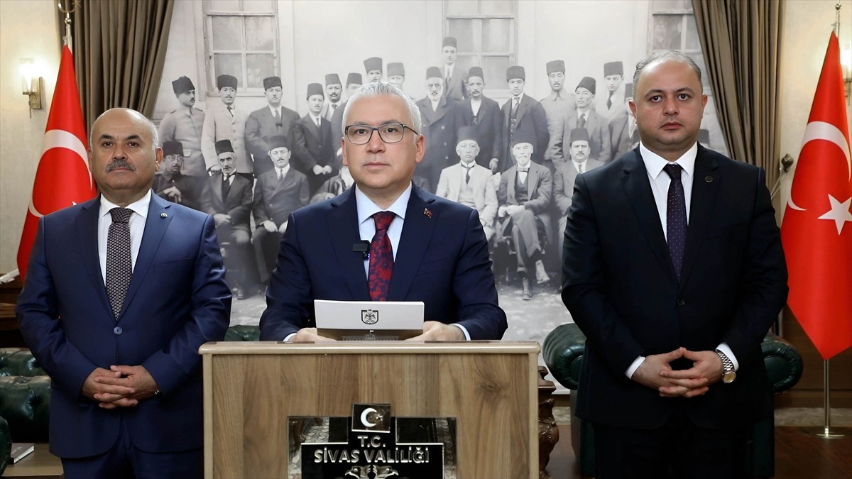 Sivas'ta Vali Yılmaz Şimşek (ortada), başkanlığında kene vakalarıyla ilgili değerlendirme...