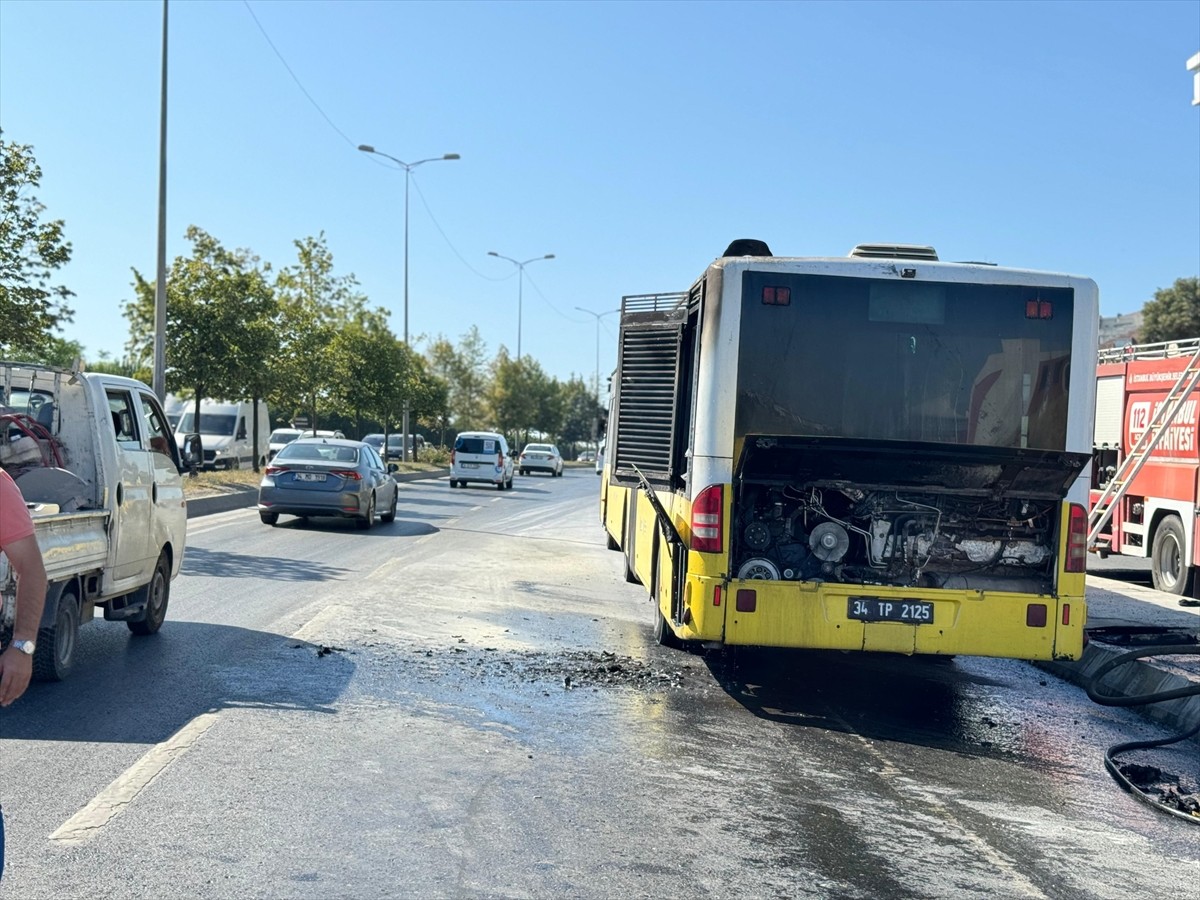 Sultangazi'de İETT otobüsünün motor kısmında çıkan yangın söndürüldü.