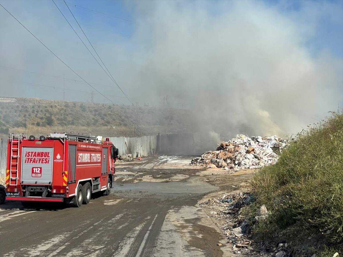 Sultangazi'de katı atık toplama alanında çıkan yangın, itfaiye ekiplerince söndürüldü.