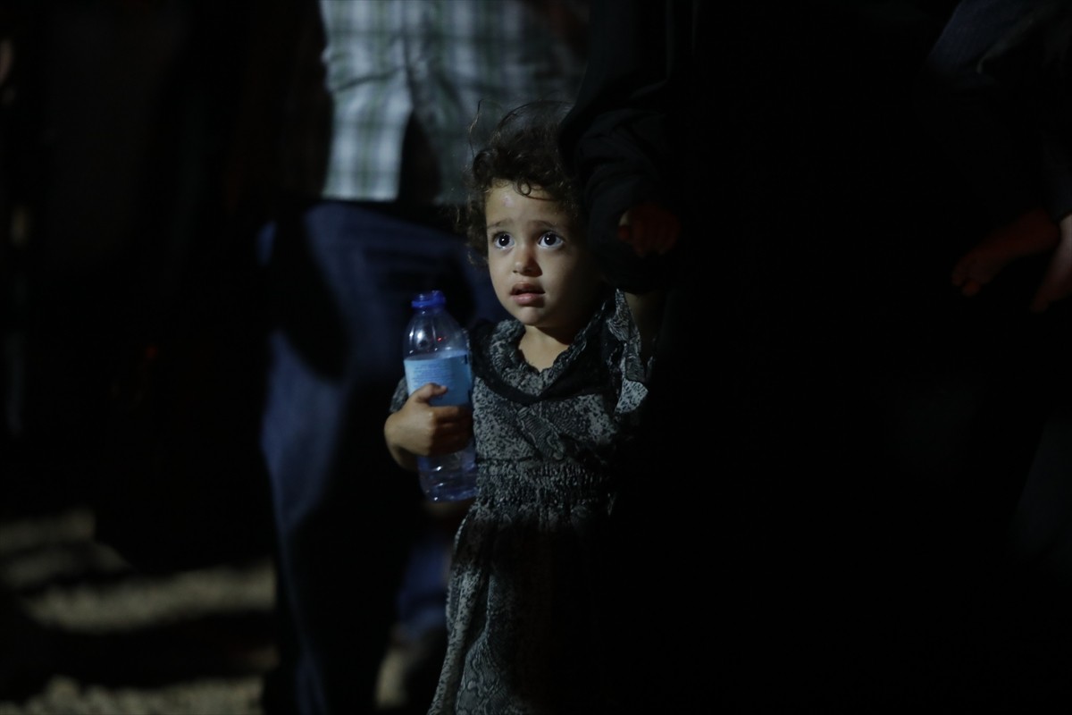 Suriye’nin kuzeydoğusundaki PKK/YPG işgalindeki Hol Kampı'ndan yeni yönetim koordinesinde, ilk...
