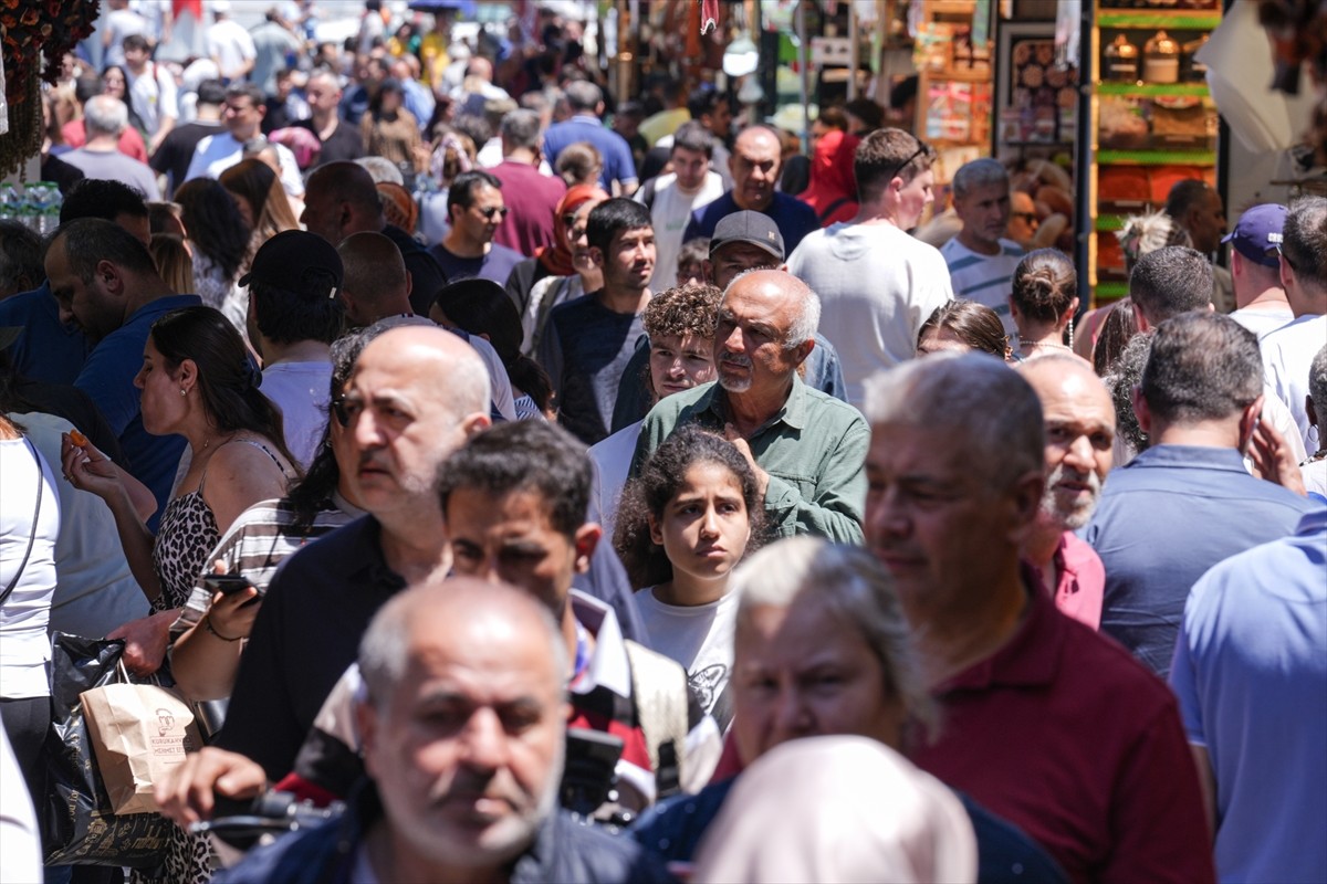 Tarihi ve turistik mekanlara ev sahipliği yapan Eminönü'nde Kurban Bayramı'nın arifesinde...