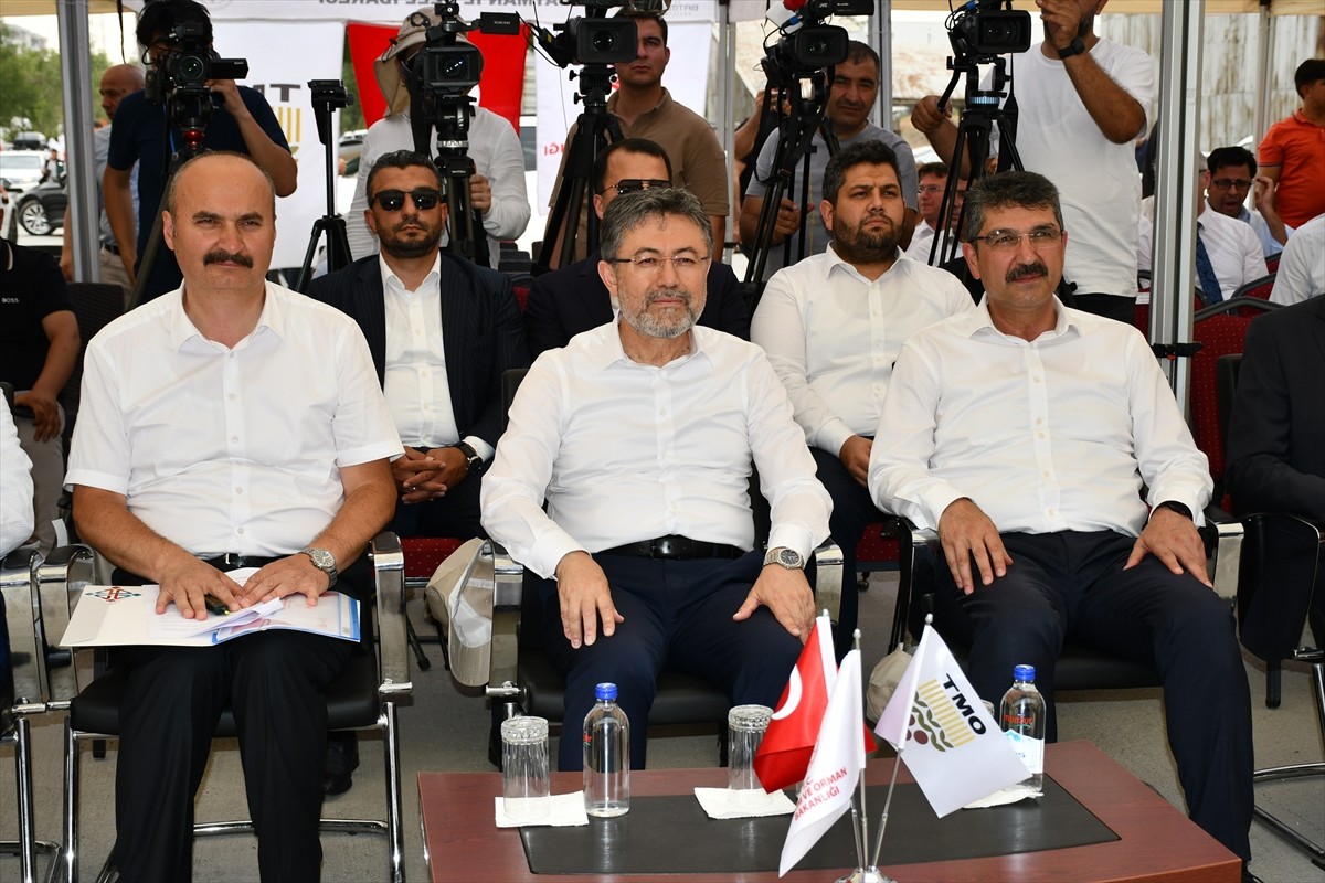 Tarım ve Orman Bakanı İbrahim Yumaklı, Batman'da Toprak Mahsulleri Ofisi (TMO) yeni hizmet binası...