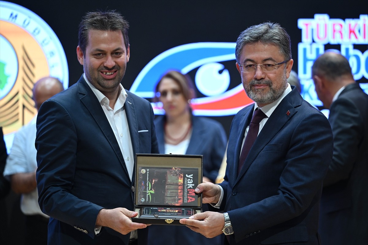 Tarım ve Orman Bakanı İbrahim Yumaklı, Türkiye Haber Kameramanları Derneği tarafından düzenlenen...