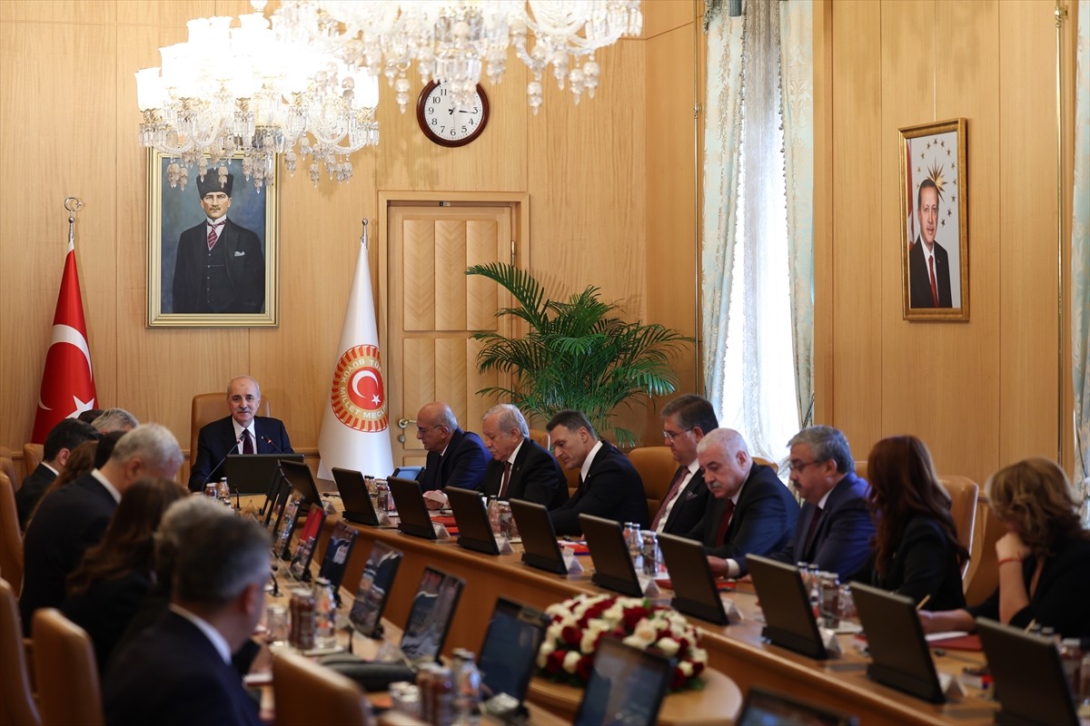 TBMM Başkanı Numan Kurtulmuş'un başkanlığında 28. Yasama Dönemi ikinci devre Başkanlık Divanı'nın...