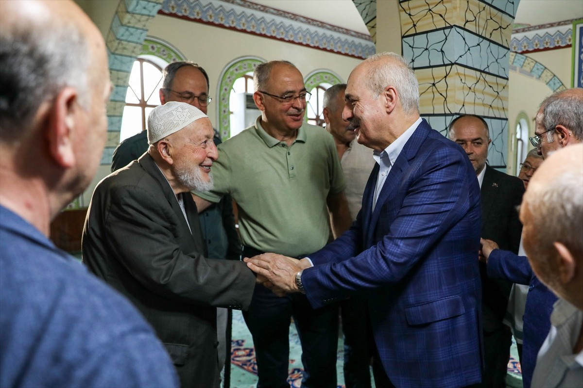 TBMM Başkanı Numan Kurtulmuş, bayram namazını Çanakkale'de kıldı. Kente gelen Kurtulmuş, Çanakkale...