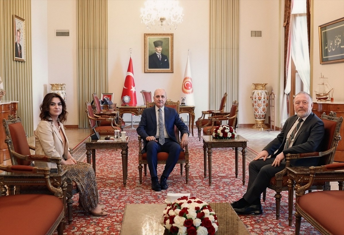 TBMM Başkanı Numan Kurtulmuş (ortada), DEM Parti Grup Başkanvekilleri Gülüstan Kılıç Koçyiğit...