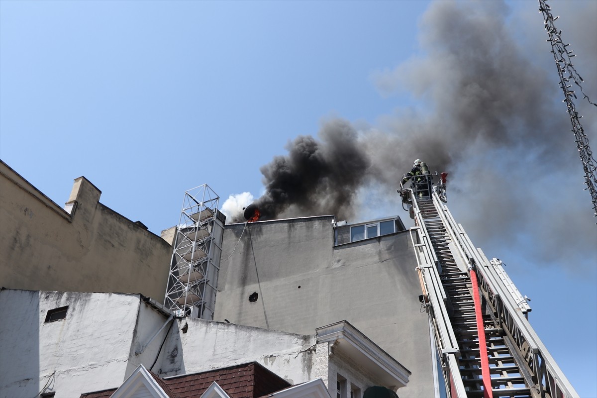 Tekirdağ'da bir pastanede çıkan yangın, itfaiye ekiplerince söndürüldü.