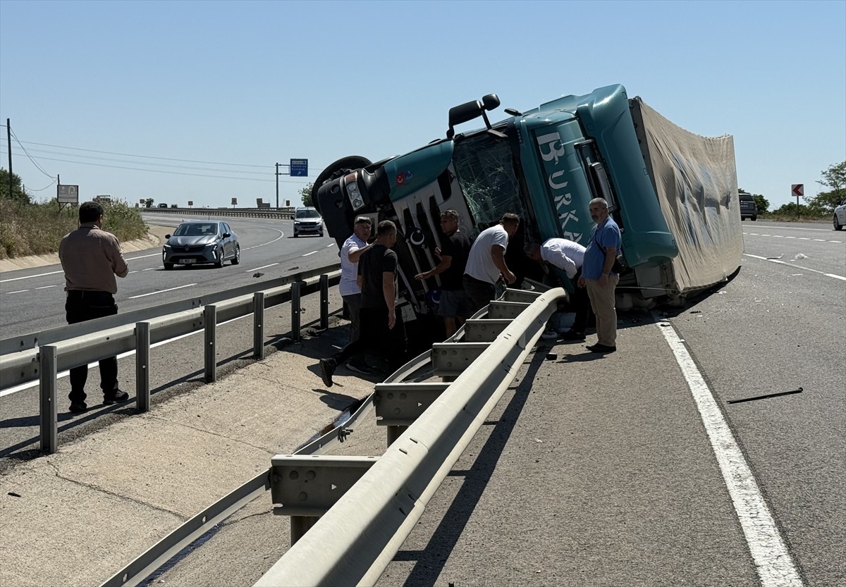 Tekirdağ'da devrilen tırın şoförü hastaneye kaldırıldı.