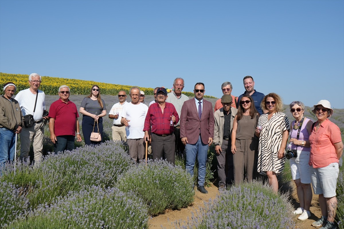 Tekirdağ'da huzurevi sakinleri lavanta tarlasında vakit geçirdi.