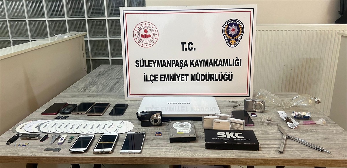 Tekirdağ'da internet üzerinden tanıştıkları kişileri evlerine davet ederek, gizlice kaydedilen...