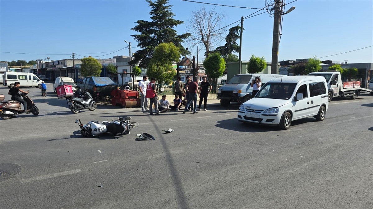 Tekirdağ'ın Çerkezköy ilçesinde Hayri Batur Caddesi'nde hafif ticari araç ile motosiklet çarpıştı....