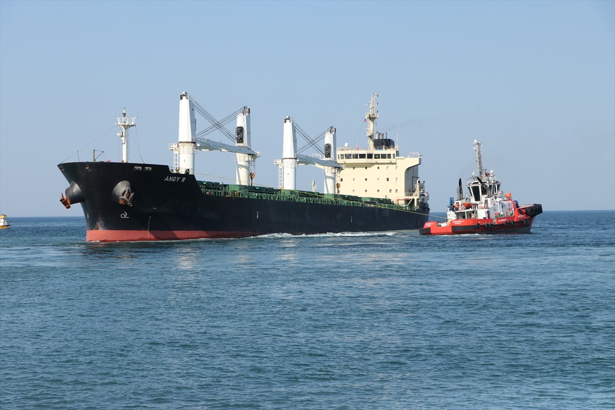 Tekirdağ'ın Şarköy ilçesinde karaya oturan kuru yük gemisini kurtarma çalışmalarına yarın devam...