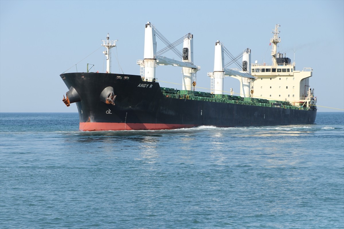 Tekirdağ'ın Şarköy ilçesinde karaya oturan kuru yük gemisini kurtarma çalışmalarına yarın devam...