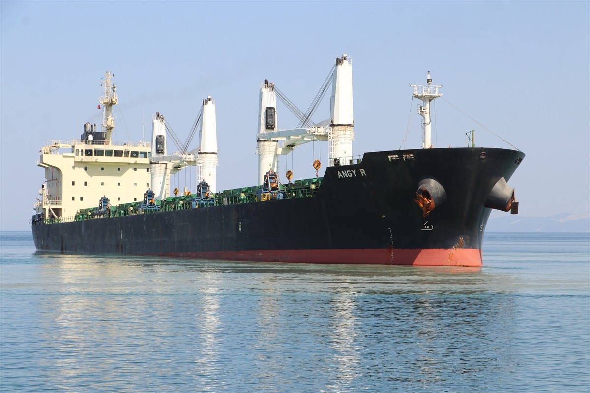 Tekirdağ'ın Şarköy ilçesinde karaya oturan kuru yük gemisini kurtarma çalışmalarına yarın devam...