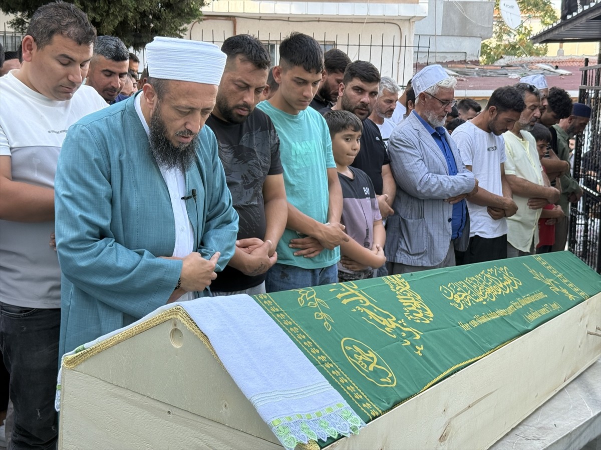 Tekirdağ'ın Süleymanpaşa ilçesinde düzenlenen silahlı saldırıda 1 çocuk yaşamını yitirdi, 4 kişi...