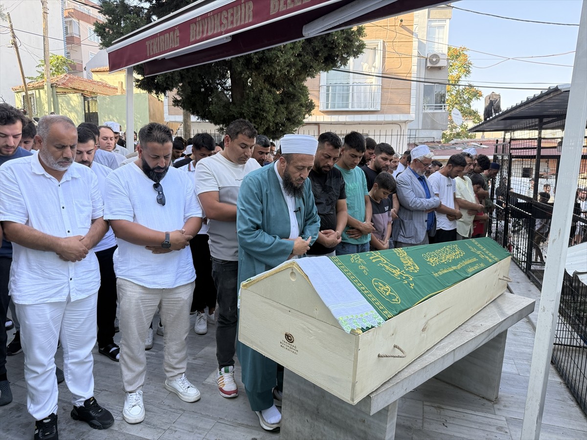 Tekirdağ'ın Süleymanpaşa ilçesinde düzenlenen silahlı saldırıda 1 çocuk yaşamını yitirdi, 4 kişi...