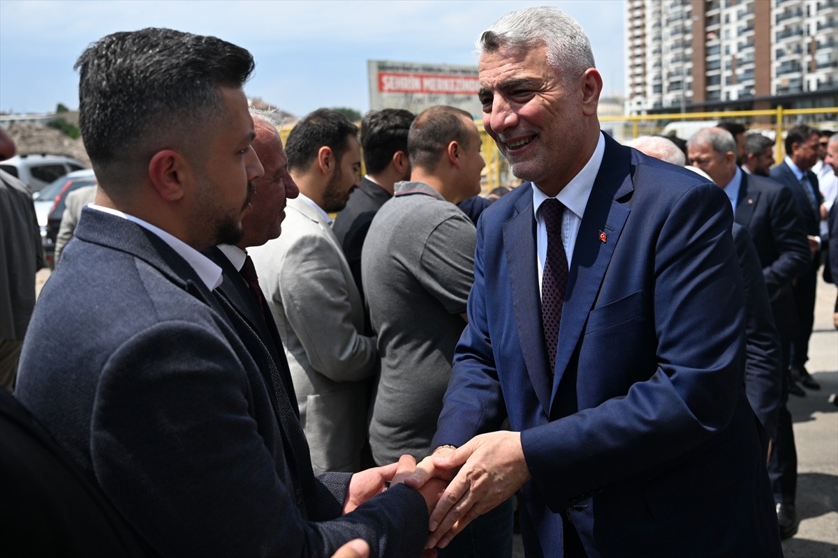 Ticaret Bakanı Ömer Bolat, çeşitli temaslarda bulunmak üzere geldiği Kayseri'de Valiliği ziyaret...