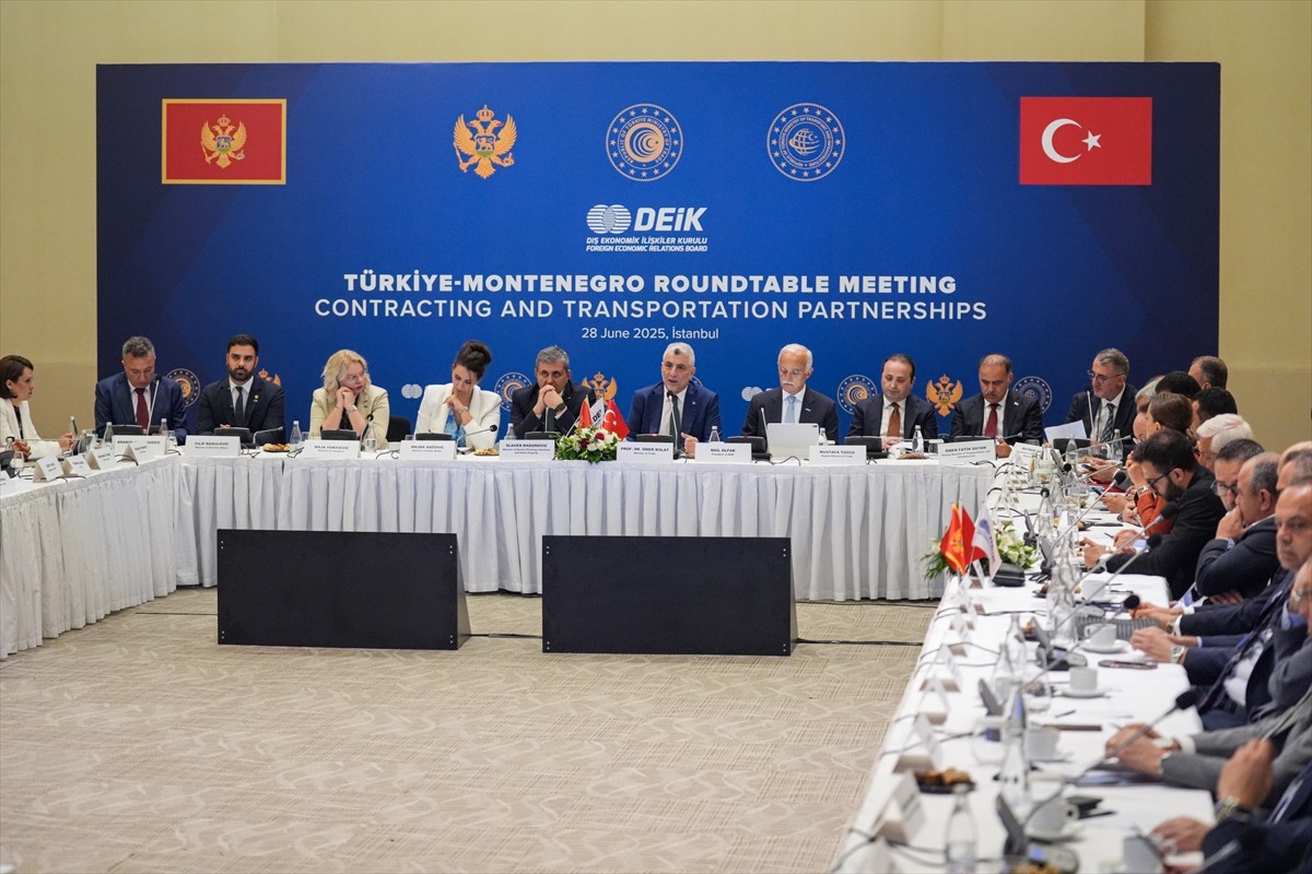 Ticaret Bakanı Ömer Bolat, İstanbul Kongre Merkezi'nde düzenlenen Küresel Ulaştırma Koridorları...