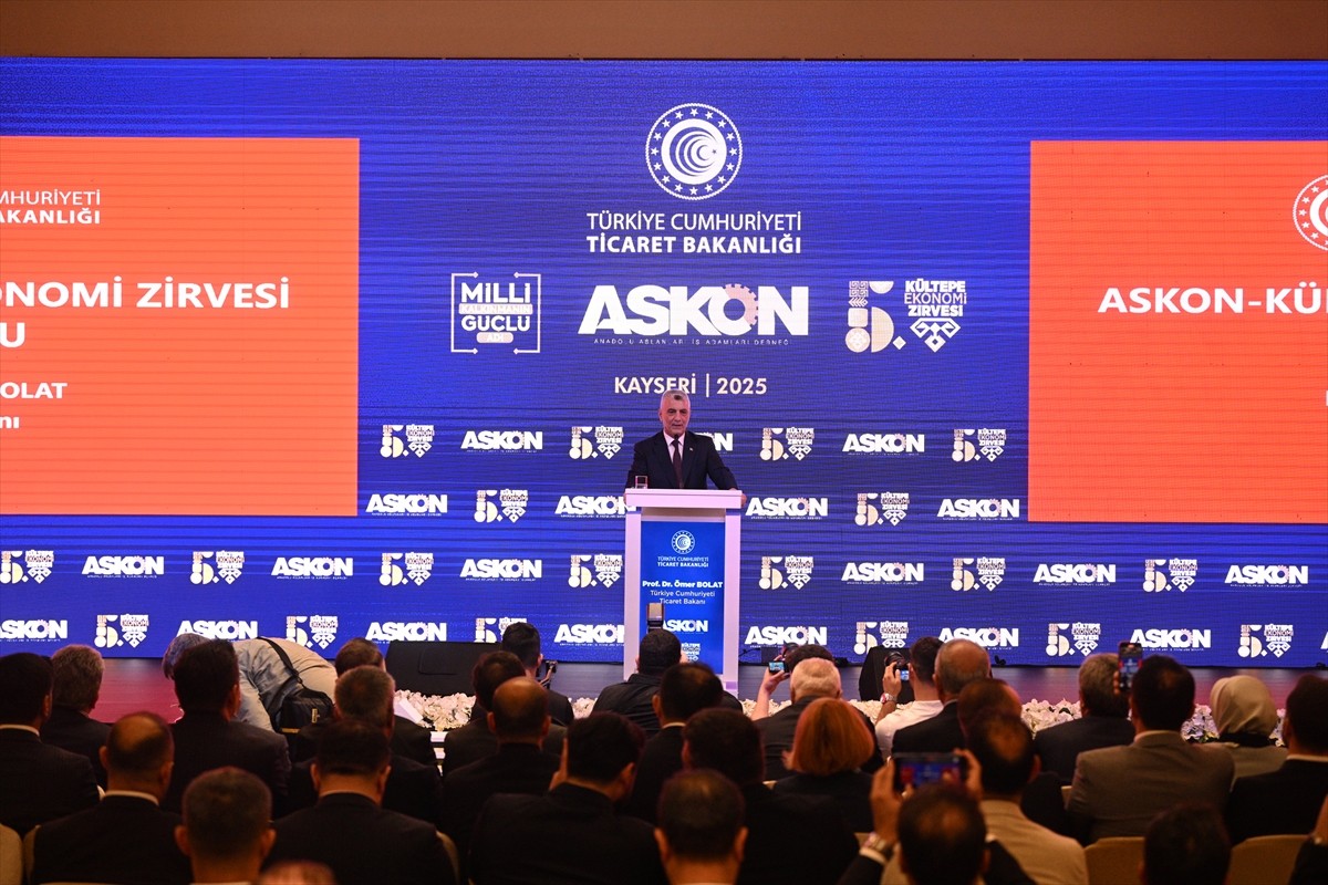 Ticaret Bakanı Ömer Bolat (ortada), Anadolu Aslanları İş Adamları Derneğince (ASKON) Kayseri'de...