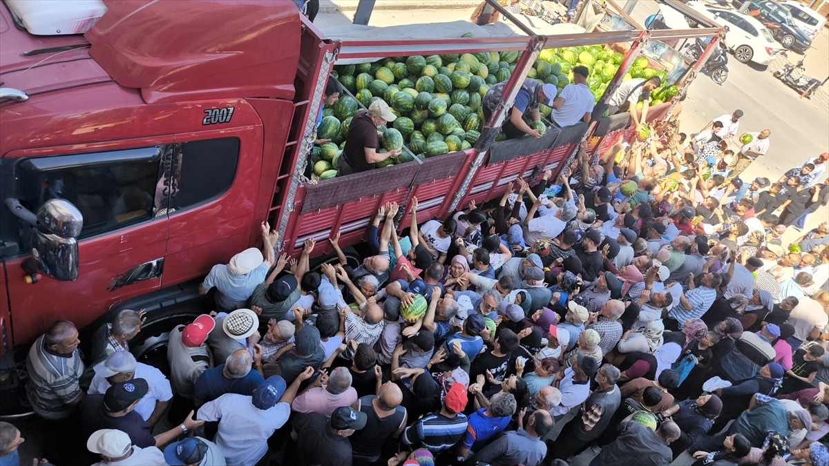 Tokat'ın Zile ilçesinde bir üretici, vatandaşlara tır dolusu karpuzu ücretsiz dağıttı.