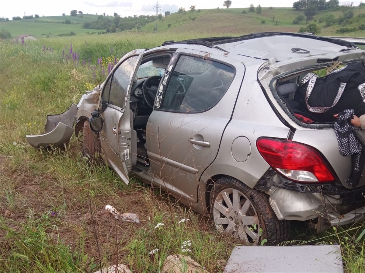  Tokat'ın Zile ilçesinde tarlaya devrilen otomobildeki 3 kişi yaralandı.