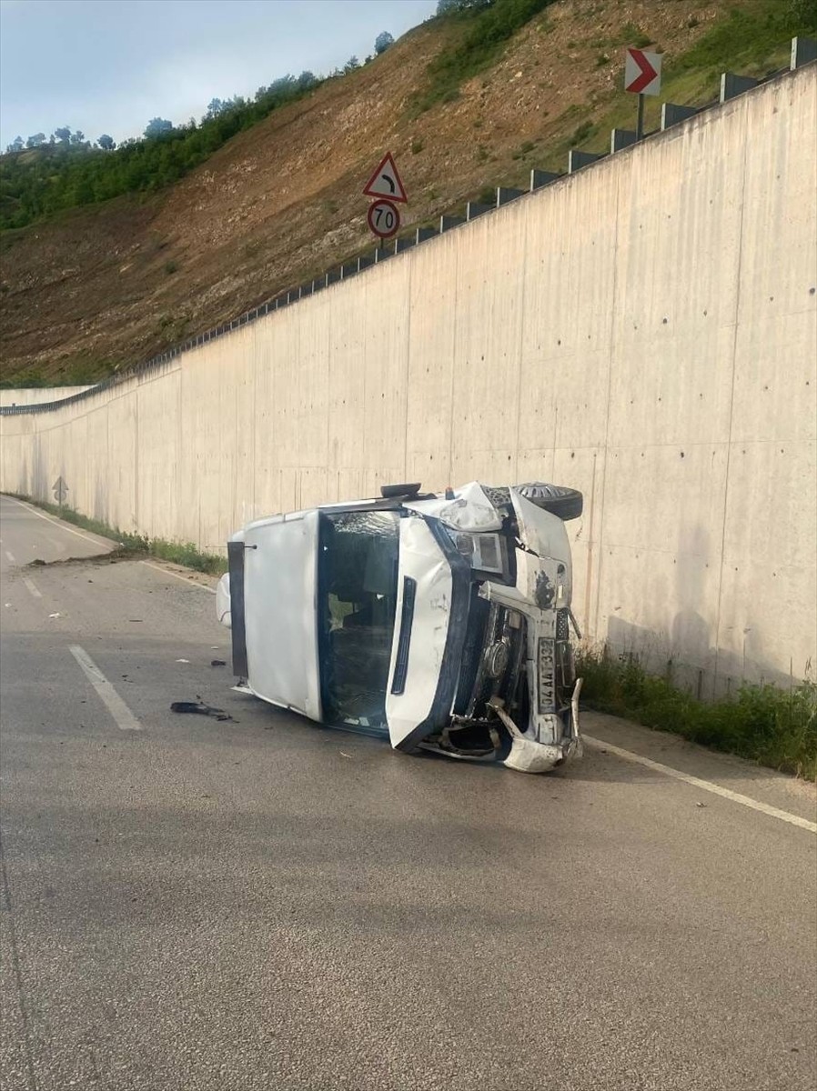 Tokat'ta taziyeye gidenleri taşıyan minibüsün devrilmesi sonucu 10 kişi yaralandı.