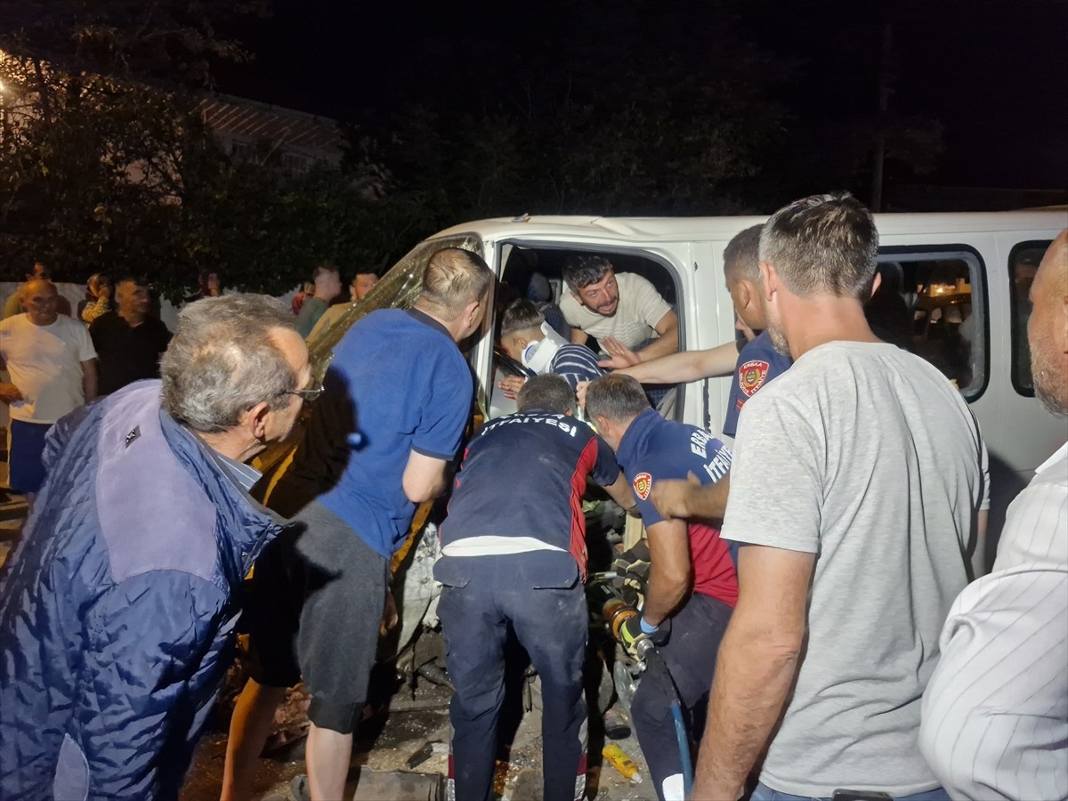 Tokat’ın Erbaa ilçesinde minibüsün park halindeki pikaba çarpması sonucu 1 kişi yaralandı. Araçta...