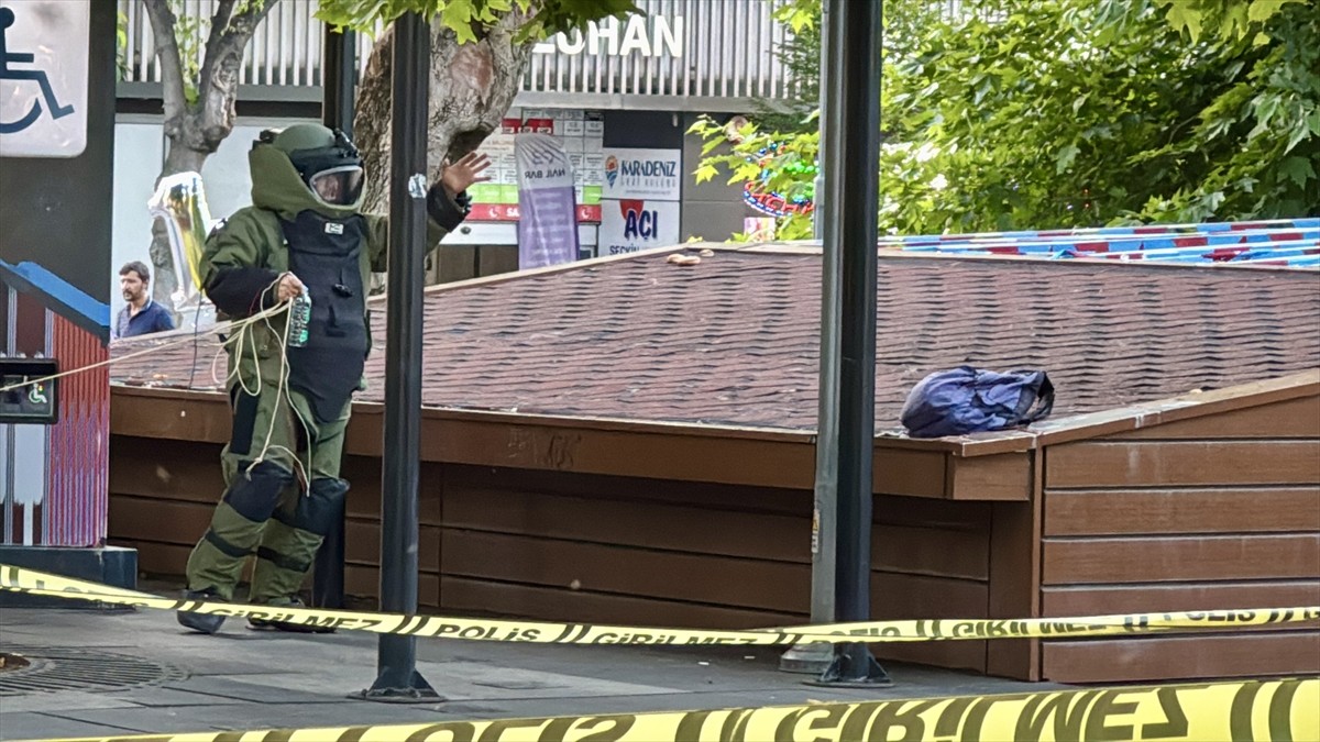 Trabzon'da, 15 Temmuz Şehitler ve Hürriyet Parkı'ndaki şüpheli çanta fünye ile patlatıldı. 