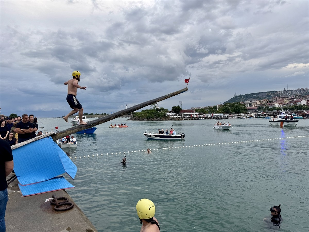 Trabzon'da Denizcilik ve Kabotaj Bayramı etkinlikleri kapsamında yağlı direk yarışması...
