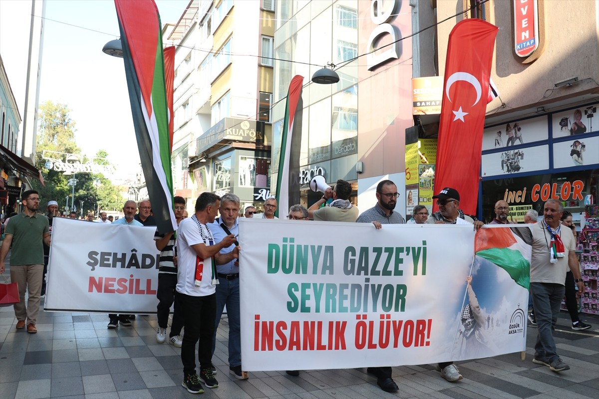 Trabzon'da, Gazze'ye destek için yürüyüş düzenlendi. Ortahisar ilçesindeki 15 Temmuz Şehitleri ve...