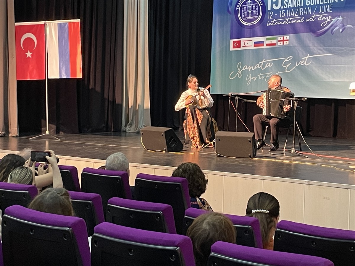 Trabzon'da "15. Uluslararası Sanat Günleri" kapsamında Rusya'dan gelen "Nemalohit Müzik Grubu"...