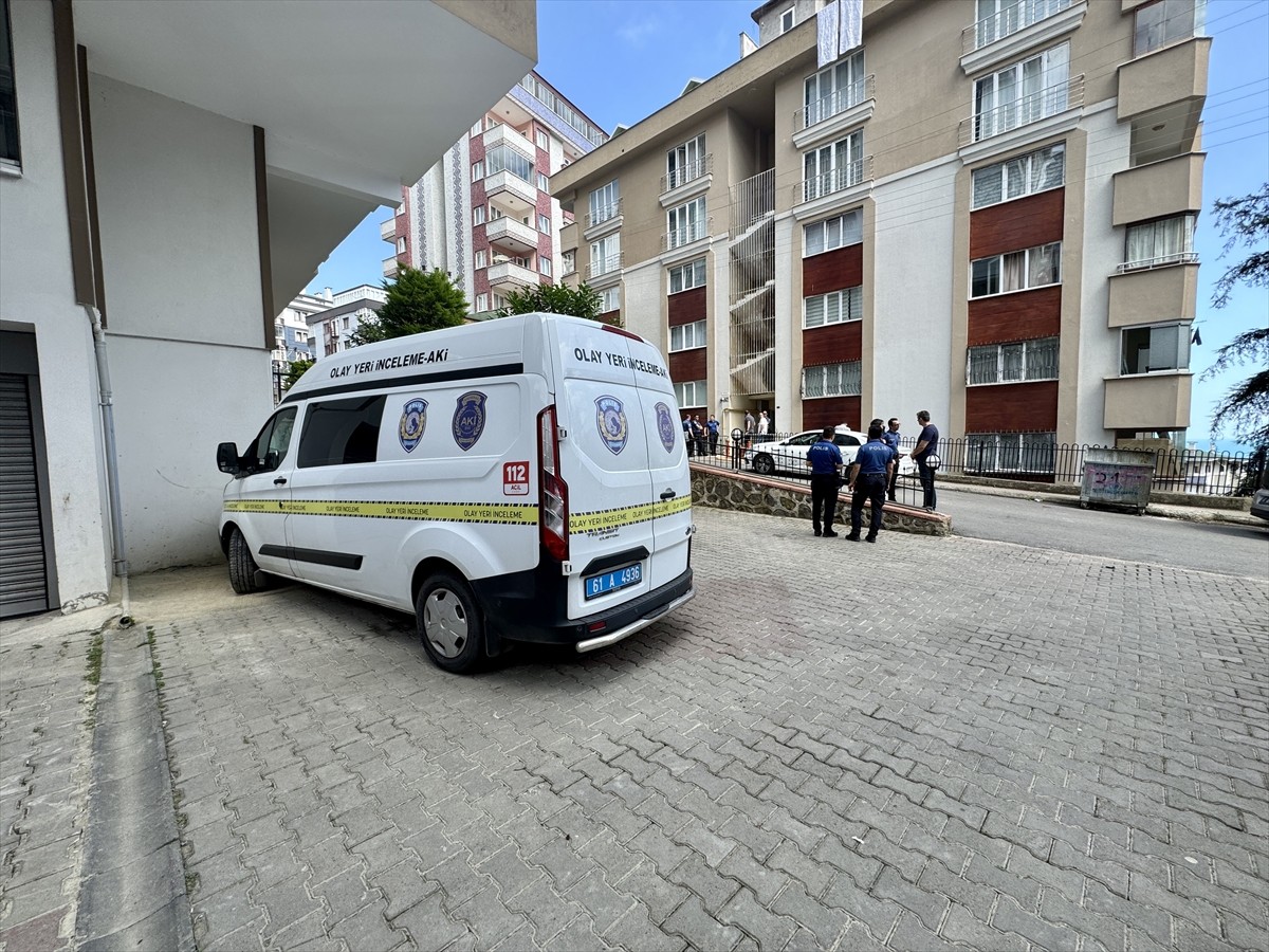 Trabzon'un Ortahisar ilçesinde tabancayla ateş edilen kişi öldü. Olay yerine polis ve sağlık...