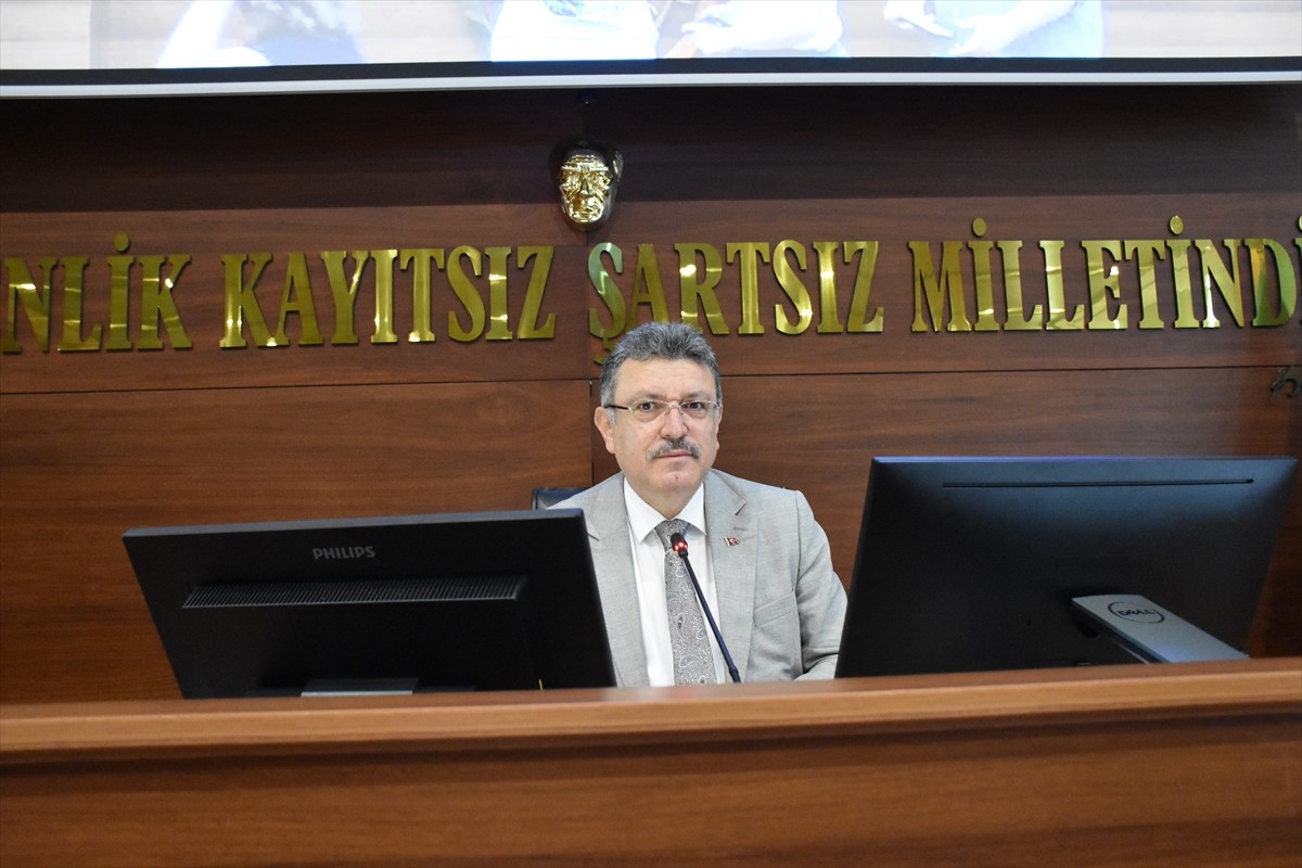Trabzon Büyükşehir Belediyesi Meclisi'nin Meclis Salonu'nda düzenlenen ayın ilk toplantısı...