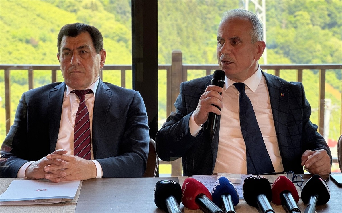 Trabzon Ticaret Borsası (TTB) Yönetim Kurulu Başkanı Eyyüp Ergan (sağda), TTB'nin 99. kuruluş yıl...