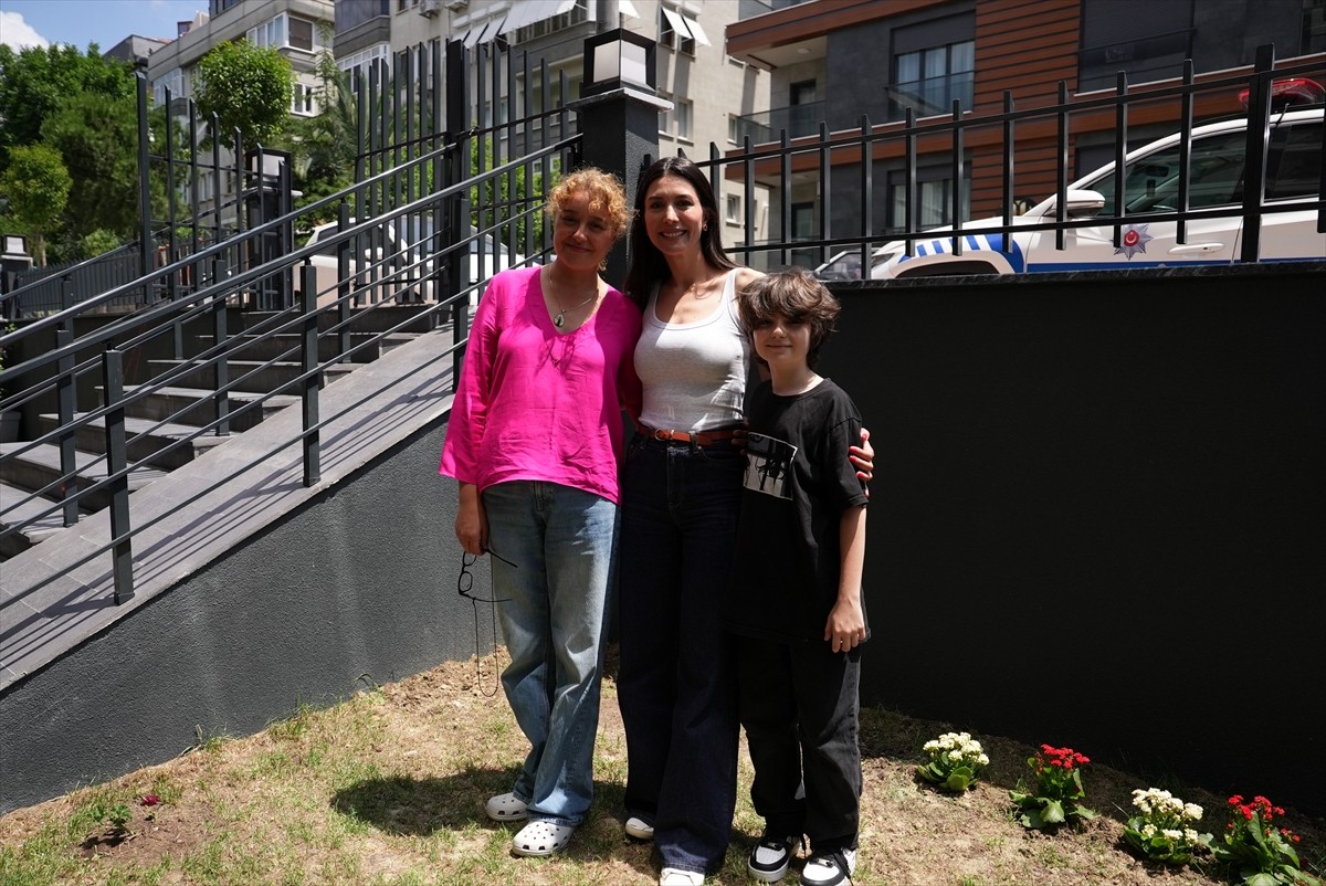 Trabzonspor Kulübü Yönetim Kurulu Üyesi Gözde Atasoy (ortada) ile kulübün forma reklam filminde...