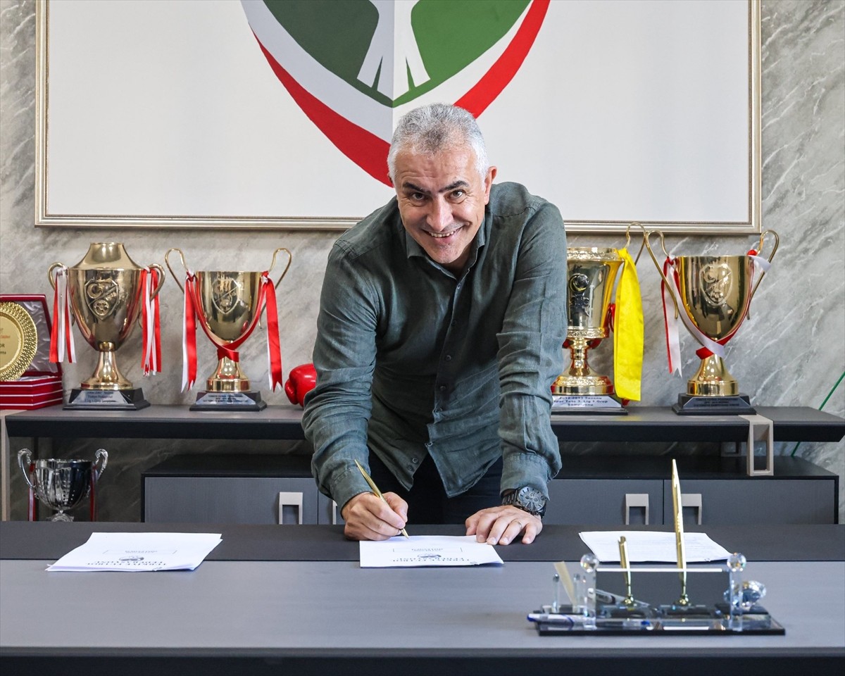 Trendyol 1. Lig'de yer alan Amed Sportif Faaliyetler, teknik direktör Mehmet Altıparmak (ortada)...