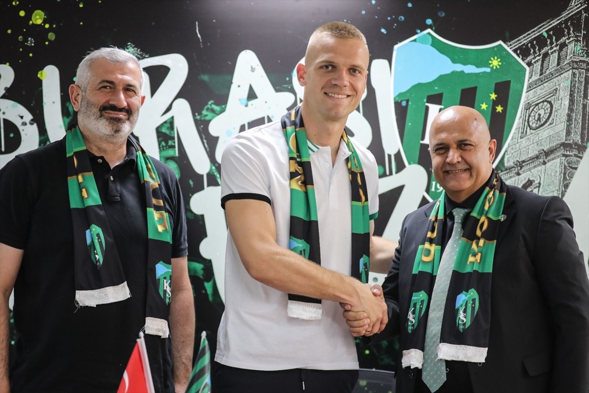 Trendyol Süper Lig'in yeni ekiplerinden Kocaelispor, Sırp kaleci Aleksandar Jovanovic (ortada) ile...
