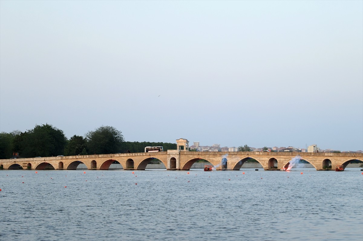 Trendyol Süper Lig şampiyonu Galatasaray, Edirne’de Meriç Nehri üzerinde kutlama yaptı....