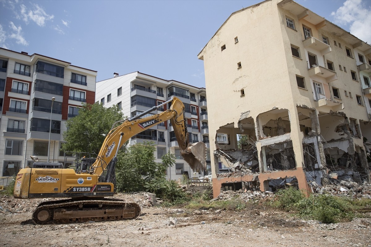 Tunceli'de depreme dayanıksız olduğu belirlenen evlerin yıkımına devam ediliyor. Deprem riskine...