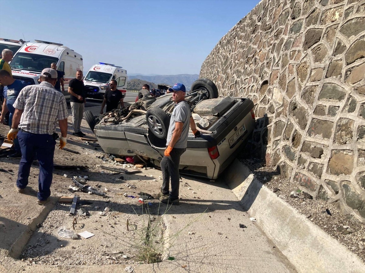 Tunceli'de iki otomobilin çarpışması sonucu 7 kişi yaralandı. İhbar üzerine kaza yerine AFAD...