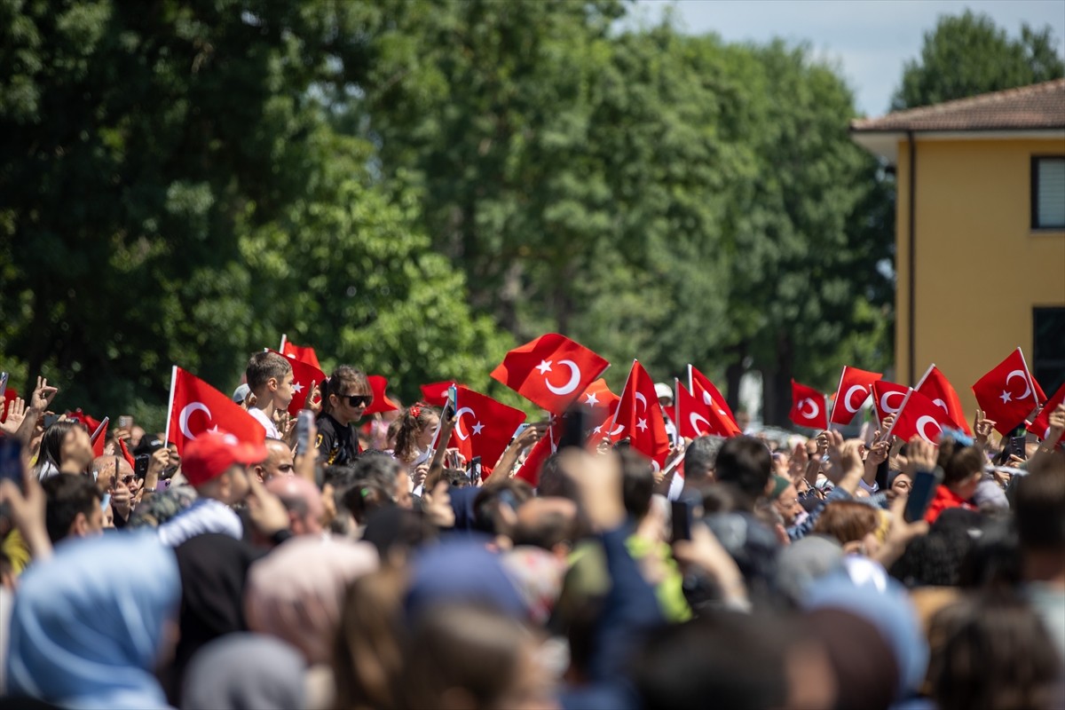 Türk Hava Kuvvetlerinin gösteri ekibi SOLOTÜRK, Sakarya'nın Adapazarı ilçesinin düşman işgalinden...