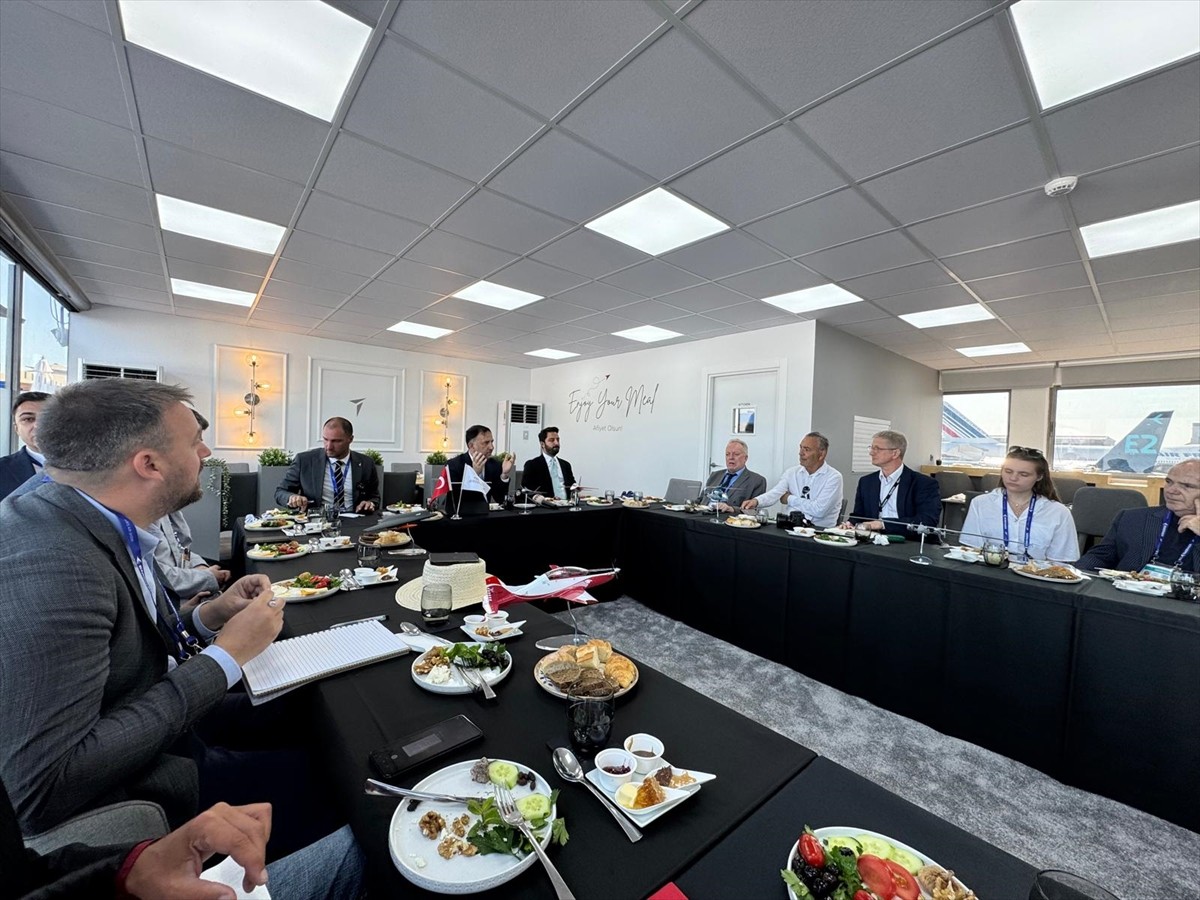 Türk Havacılık ve Uzay Sanayii (TUSAŞ) Genel Müdürü Mehmet Demiroğlu, Fransa'nın başkenti Paris'in...